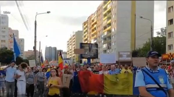 Protestele au continuat şi în ţară! Zeci de mii de oameni au scandat pe străzile din marile oraşe