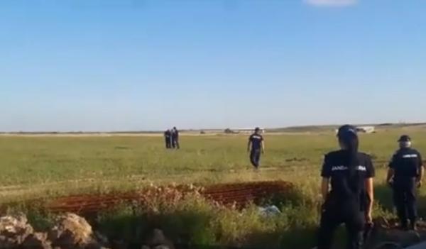 A făcut pe viteazul, dar îşi putea pierde viaţa. După ce a dat de un proiectil în pământ, un muncitor l-a cărat pur şi simplu în braţe!
