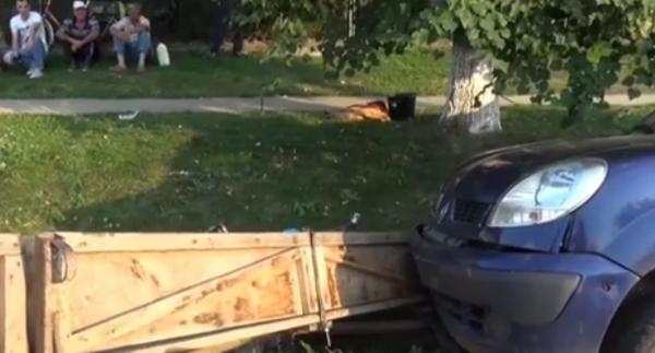 Opt oameni din Bistriţa, între care un bebeluş şi o adolescentă, au trecut pe lângă moarte, după ce căruţa în care se aflau a fost spulberată
