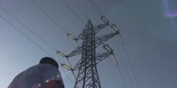 Tensiune la Vaslui. Un cioban a urcat pe un stâlp de înaltă tensiune şi a ameninţat că se omoară