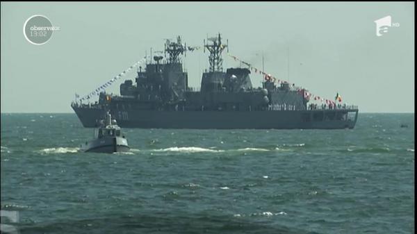 Peste zece mii de oameni asistă de Ziua Marinei, la cel mai mare spectacol naval al anului