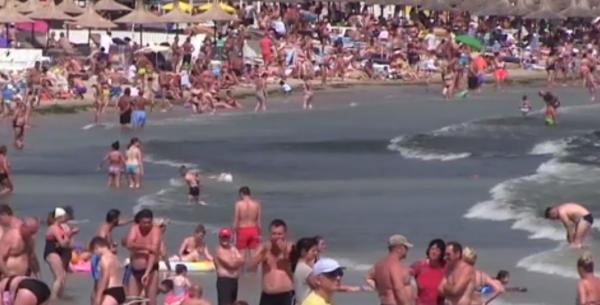 La Mangalia, cinci turişti au fost traşi în larg iar salvamarii au reuşit să-i scoată doar pe patru dintre ei