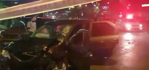 4 persoane rănite, între care una în stare critică, după ce două maşini s-au ciocnit frontal, în nordul Capitalei