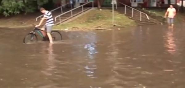 Vremea extremă face din nou probleme. În Timişoara, o vijelie a rupt copaci şi a smuls un acoperis, iar ploaia torenţială a inundat mai multe case