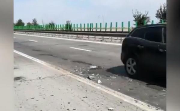 La un pas de tragedie! O bucată de asfalt desprinsă din autostrada Soarelui pune în pericol viața șoferilor