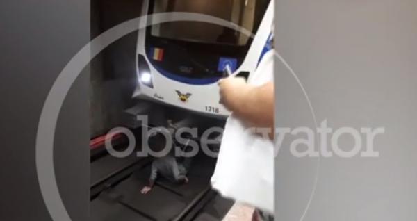 Momente înfiorătoare în Capitală. Un bărbat a încercat să îşi ia viaţa aruncându-se în faţa unei garnituri de metrou