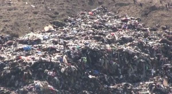 Zeci de familii din Dolj sunt în pragul disperării. Oamenii sunt nevoiţi să-şi ducă traiul la doi paşi de un focar de infecţie