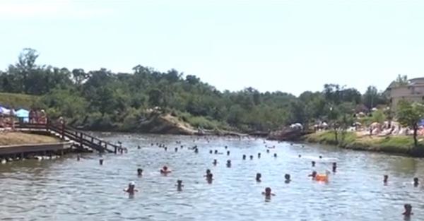 La Ocna Sibiului turiştii se pot bucura de vremea numai bună de plajă, dar şi de apele sărate ale lacurilor din zonă