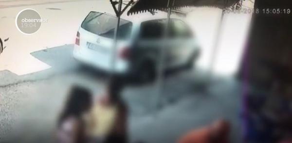 Momentul terifiant în care o maşină intră în plin în mai multe persoane pe terasa unui bar, într-o localitate la Iaşi