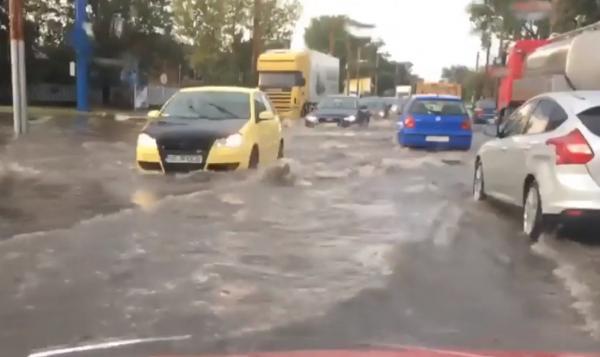 Ploile torenţiale au făcut prăpăd în Slatina. Șoferii au rămas blocați în apa de jumătate de metru