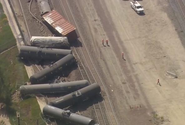 California: Un tren care transporta substanţe toxice a deraiat. Mai mulți localnici au fost evacuați