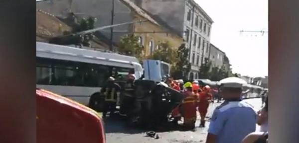 O maşină a încercat să evite un alt autoturism, dar a intrat într-un troleibuz! Cinci oameni au ajuns la spital