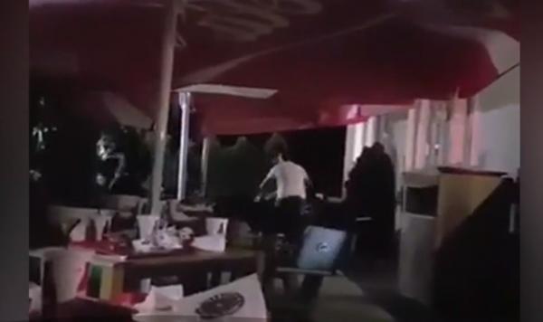 Scandal monstru într-un fast-food din Târgovişte. Mai mulţi tineri s-au luat la bătaie din cauza unor răfuieli mai vechi