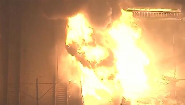 Incendiu uriaș pe o autostradă din California!  Doi oameni au murit, după ce o cisternă plină cu combustibil a luat foc