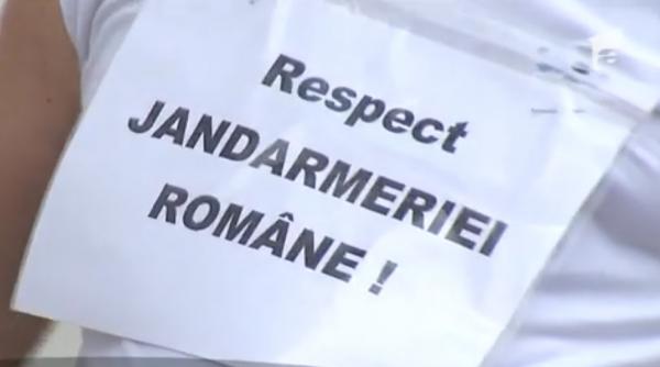 Protest în Piaţa Constituţiei. Zeci de persoane şi-au arătat susţinerea faţă de Jandarmeria Română