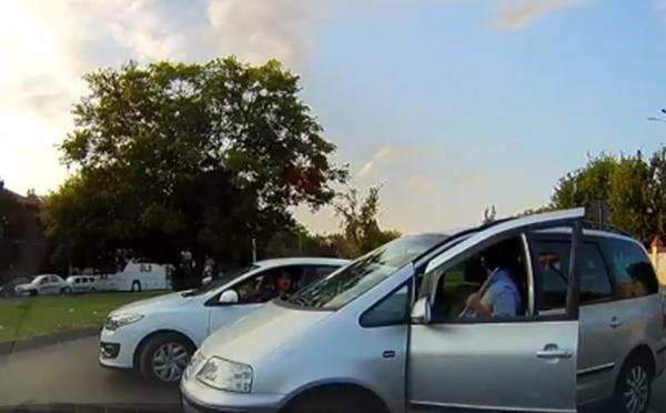 Scene şocante în Capitală! Un bărbat i-a tăiat calea unui altui şofer, apoi l-a amenințat cu o sabie!