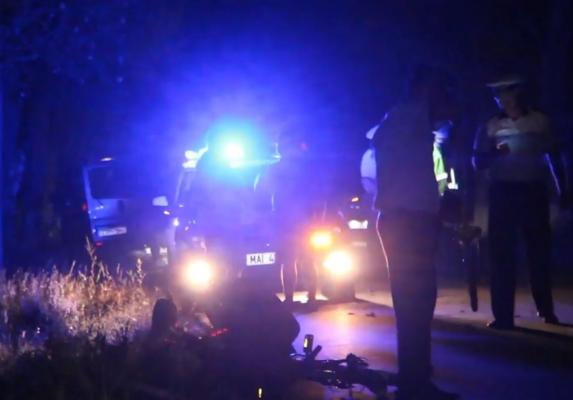 Doi biciclişti din Buzău, care nu purtau veste reflectorizante, au fost spulberaţi de o maşină