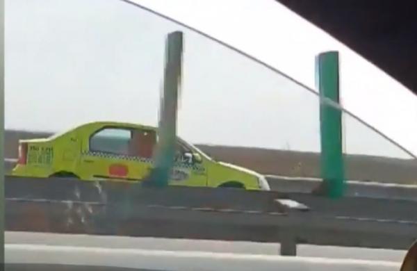 Imagini incredibile pe Autostrada Soarelui. Un taximetrist a fost filmat de un alt şofer în timp ce mergea pe contrasens