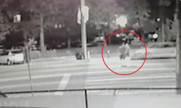 Doi tineri, spulberați pe trecerea de pietoni în Mamaia! Șoferul a fugit de la locul accidentului