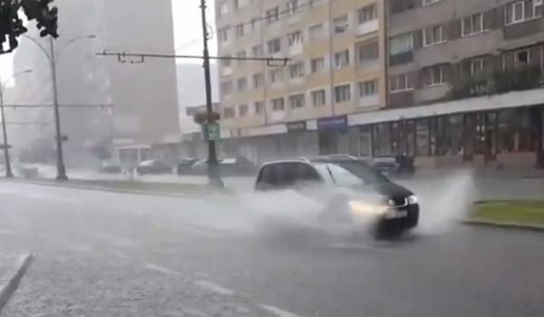 Străzile din Reşiţa, sub ape după un potop de jumătate de oră