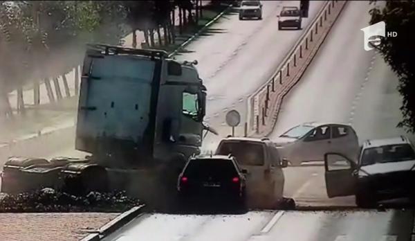 Accident șocant pe o şosea din Suceava. Un TIR a lovit violent un autoturism în care se aflau 2 adulţi şi un copil de 3 ani