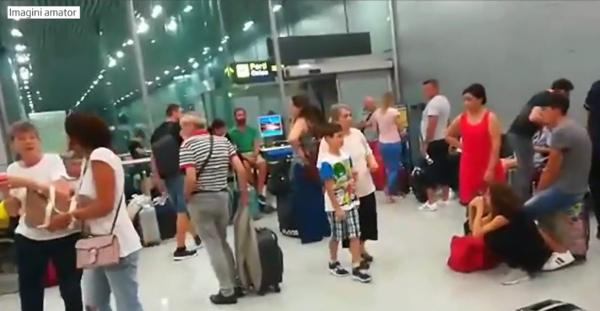 Sute de oameni au rămas blocaţi pe Aeroportul Otopeni, iar alţii au fost daţi jos din avion, pentru că era prea plin