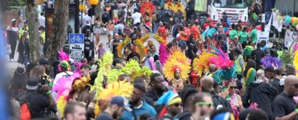 Carnavalul Notting Hill de la Londra , marcat de violenţe fără precedent