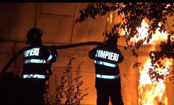 Incendiu la un ansamblu de locuințe sociale din Cernavodă: 50 de persoane, inclusiv copii şi bătrâni bolnavi, au rămas pe drumuri