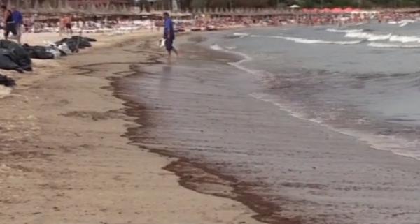 Plaja din Mangalia, închisă după ce a fost poluată. Tone de nisip îmbibate cu reziduuri petroliere