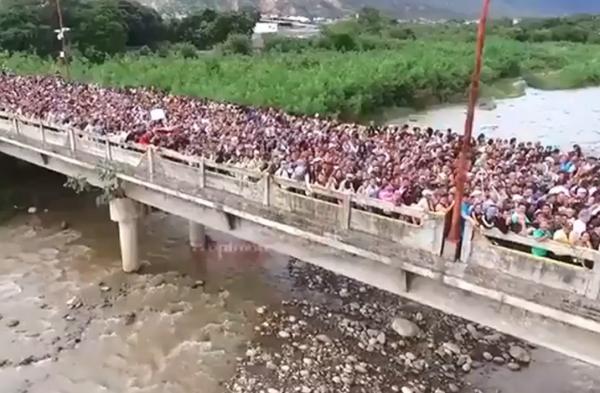 Venezuela, o țară în colaps. Oamenii fug din ţară ca să scape de sărăcie şi foame