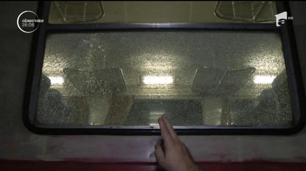 Trenul care circula între Timișoara și Reșita, străpuns de o alică