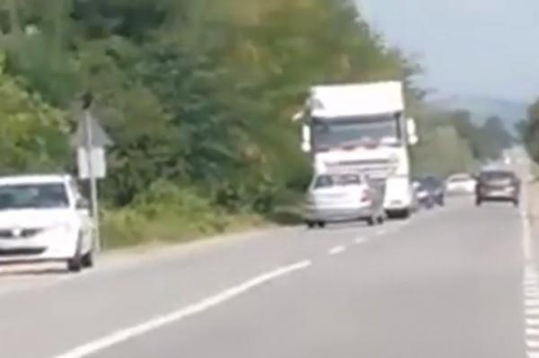 O femeie a murit, după ce mașina în care se afla a intrat într-un TIR. Șoferul, de 68 de ani, suferise un atac vascular