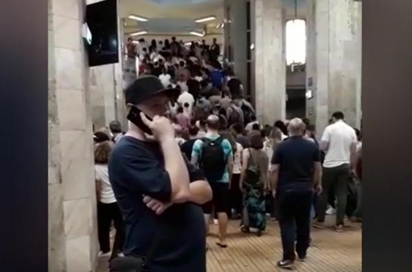 Zeci de mii de oameni s-au înghesuit la metrou, din cauza unor lucrări care au paralizat traficul