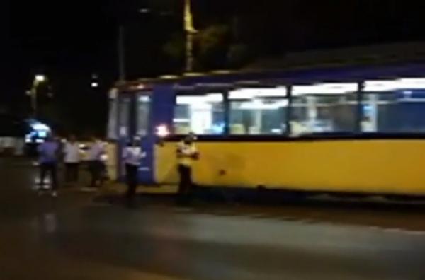 Un bătrân de 80 de ani, din Iași, a fost lovit în plin de un tramvai