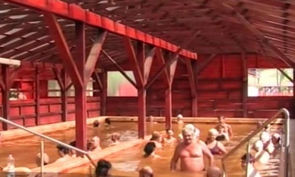 Apa galbenă de la Sarcău conține 15 minerale și ajută în afecțiunile reumatice