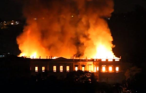 Muzeul Naţional al Braziliei, în flăcări. Peste 20 de milioane de obiecte sunt în pericol să se facă scrum