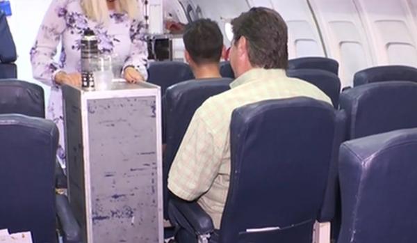 O companie aeriană low-cost i-ar putea plăti unei pasagere daune uriaşe după un incident la bord. Femeia a rămas cu traume