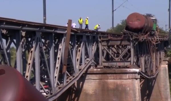 Trenurile circulă din nou pe podul prăbuşit pe jumătate în Dolj, dar cu restricţii de viteză