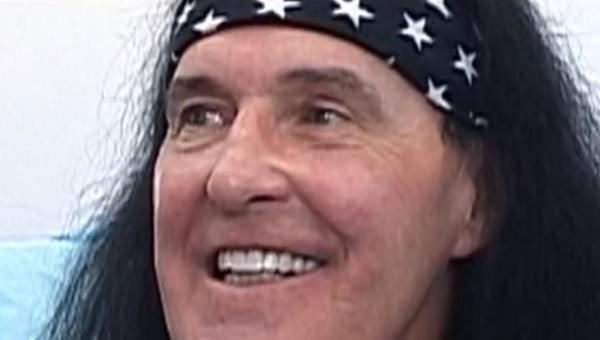 Dave Evans, primul solist al trupei AC/DC, fan al dentiștilor români