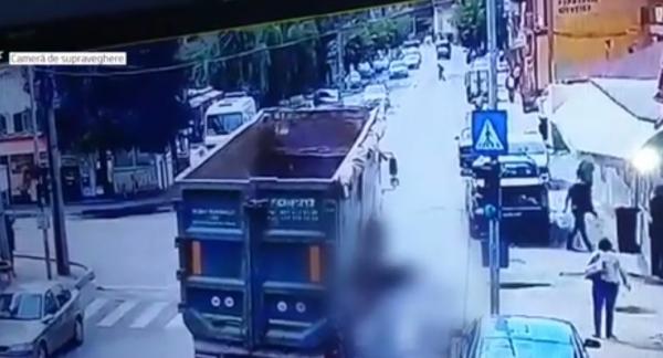 Arges: Bătrân de 80 de ani, lovit de un camion în timp ce traversa neregulamentar. Șoferului i s-a făcut rău când a văzut victima