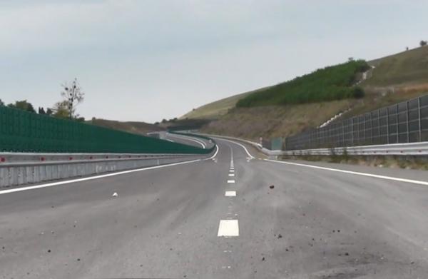 Autostradă „muzeu” din Cluj va fi deschisă circulaţiei. Cinci ani s-au chinuit muncitorii să finalizeze un tronson de 8,7 km