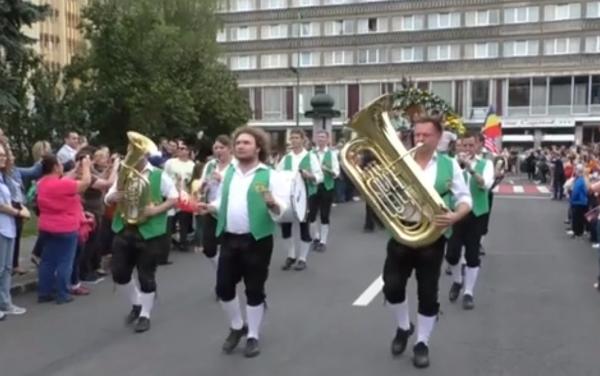 Râuri de bere, bucate bavareze, concursuri si multă muzică anul acesta, la festivalul Oktoberfest