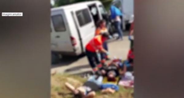 Accident grav în Iaşi. Zeci de oameni au fost răniţi, după ce microbuzul în care se aflau a intrat într-o autoutilitară