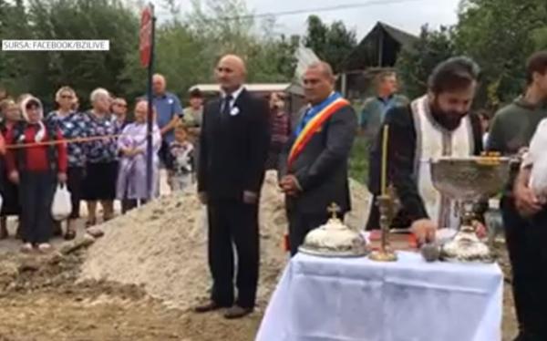 Slujbă și rugăciuni la țeava de gaz în satul Vlădiceni-Tomeşti din judeţul Iaşi