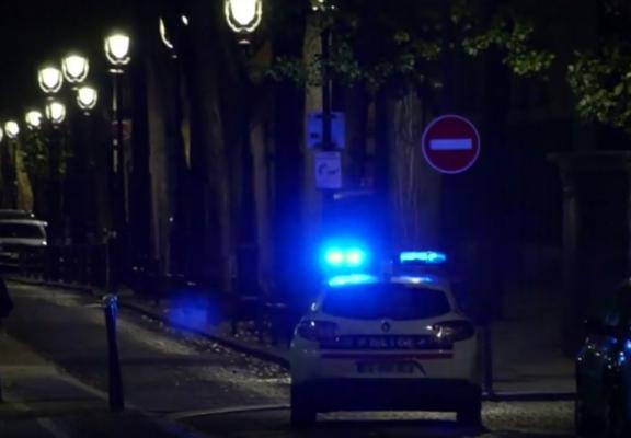 Un bărbat din Paris a atacat cu foarfeca două persoane! Polițiștii au intervenit cu electroșocuri