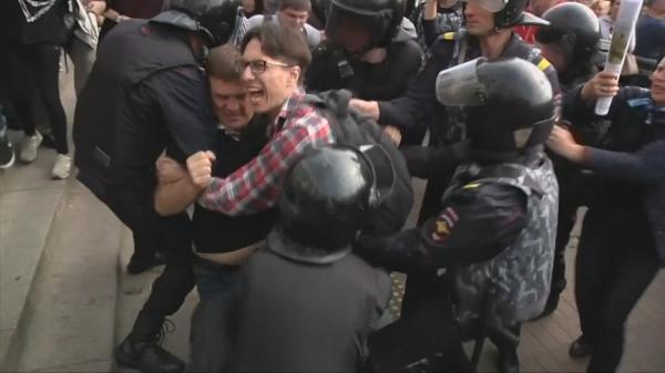 Peste 800 de arestări în Rusia, la demonstrațiile contra noua lege a pensiilor a lui Vladimir Putin