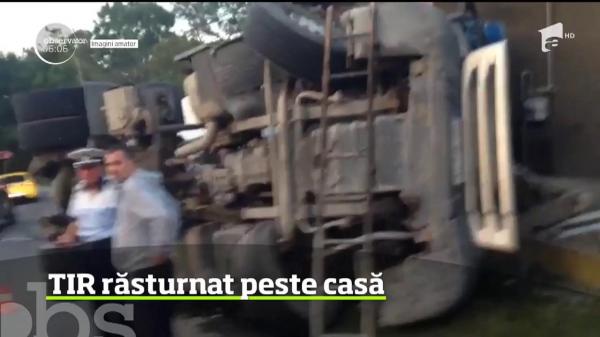 Accident spectaculos în Dâmboviţa. Un TIR scăpat de sub control s-a răsturnat şi s-a oprit în zidul unei case