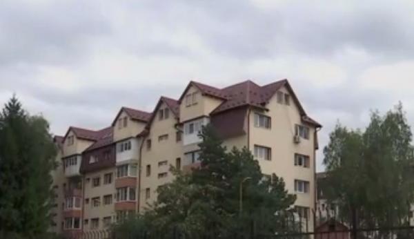Panică pentru locatarii unor mansarde din Braşov. Oamenii plătesc rate unui dezvoltator, dar nu au acte de proprietate
