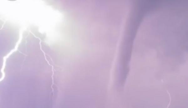 O tornadă spectaculoasă a fost filmată în Crimeea