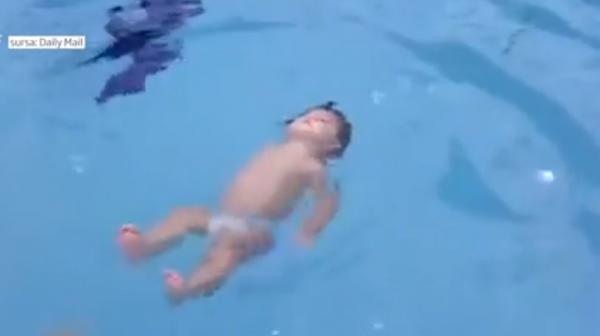 La vârsta la care unii bebeluşi nici n-au învăţat să meargă, o fetiţă înoată fără nicio problemă